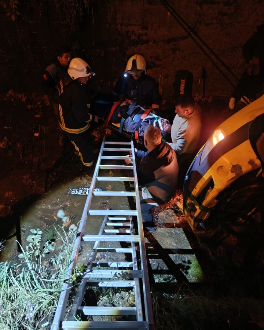 TEŞVİKİYE'DE FECİ KAZA! ARAÇ DEREYE UÇTU: 2 YARALI!