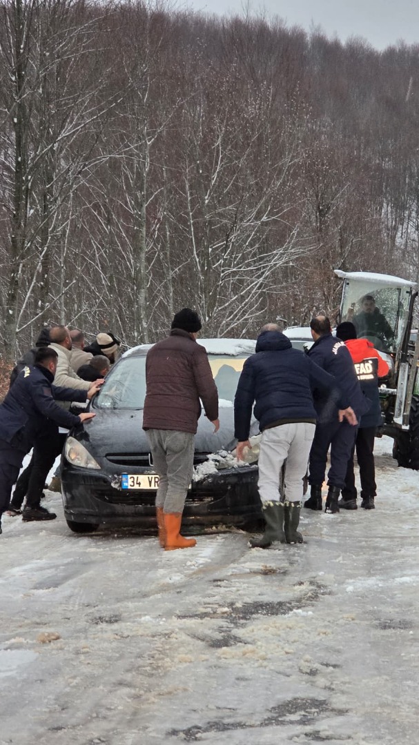DELMECE YAYLASI YOLUNDA MAHSUR KALAN VATANDAŞLAR KURTARILDI