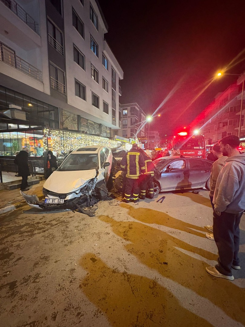 ÇINARCIK'TA DAİRE YANGINI PANİĞE NEDEN OLDU