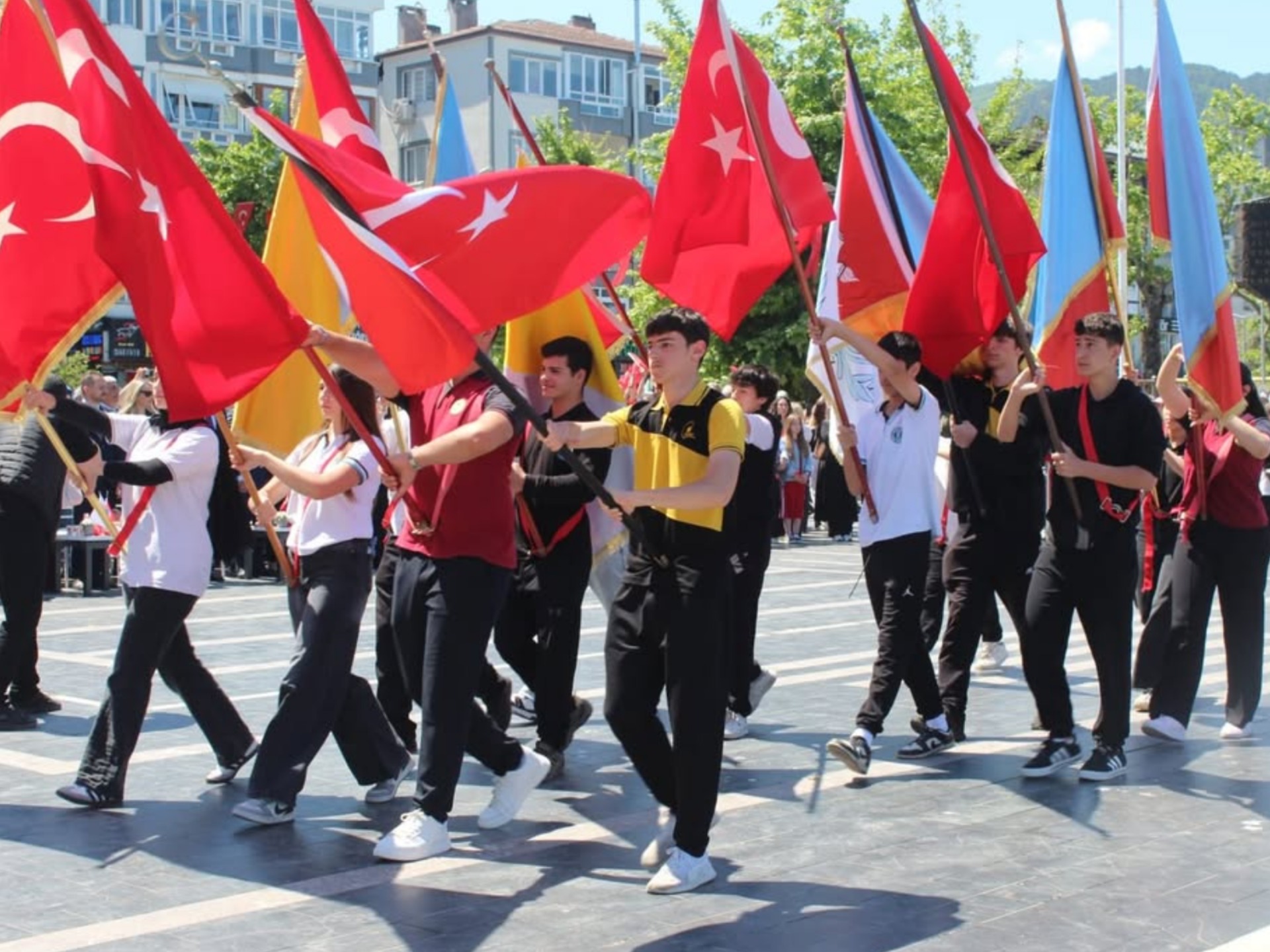 ÇINARCIK’TA 19 MAYIS COŞKUSU MEYDANLARA SIĞMADI!